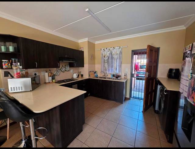 2 BEDROOM PROPERTY TO RENT IN MEYERTON CENTRAL